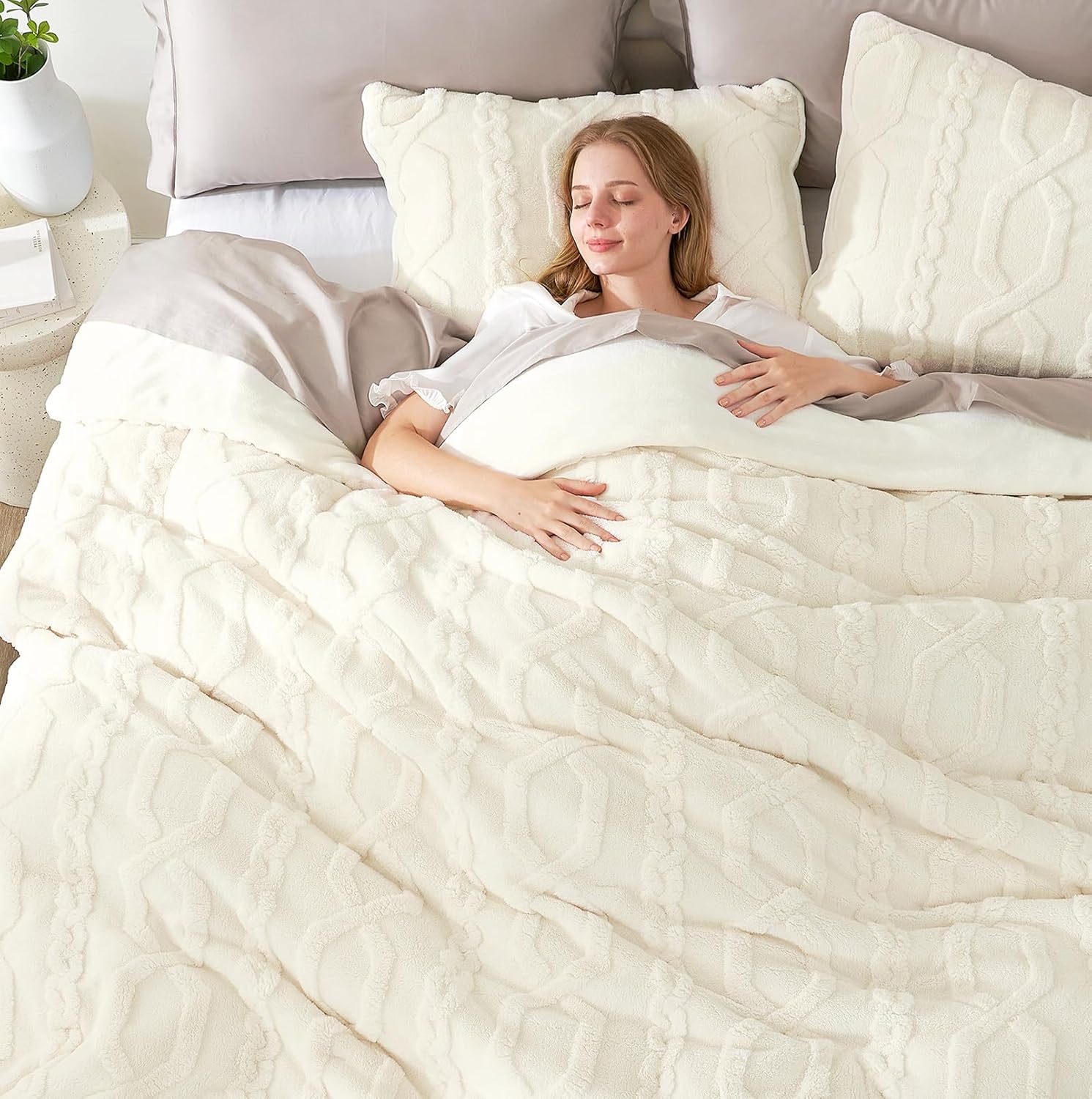 Experience Ultimate Comfort with the Cozy Bliss Fluffy Queen Size Comforter Set